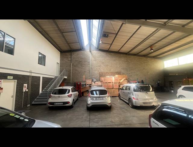 820M² WAREHOUSE TO LET IN SPARTAN